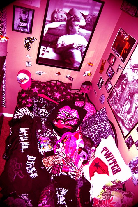 Get the gyaru interior design inspiration you need to transform your space. 00s Room, Bedroom Ideas Y2k, Trashy 2000s Aesthetic, Y2k Room Ideas, Trashy Y2k Bedroom, Punk Room, 2000s Room, Mc Bling, Bedroom Wallpaper Ideas