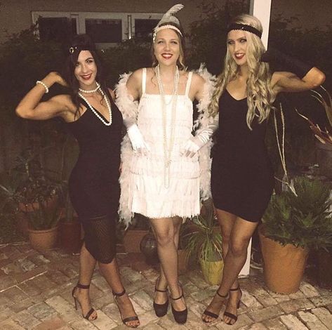 Flapper girl Flappers Costume Halloween, Homemade Flapper Costume, Flapper Girls Halloween Costume, Spooky Flapper Costume, Flapper Halloween, Gatsby Costume, Flapper Girl, Diy Costumes, Gatsby