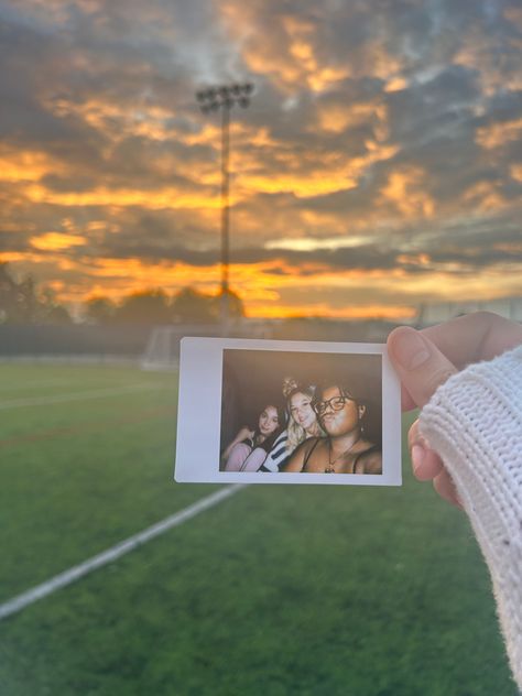 Senior Sunrise Picture Ideas, Senior Sunrise Aesthetic, Senior Sunrise Pictures, Senior Sunrise Ideas, Senior Sunset, Polaroid Ideas, Senior Year Things, Senior Things, Senior Year Fun