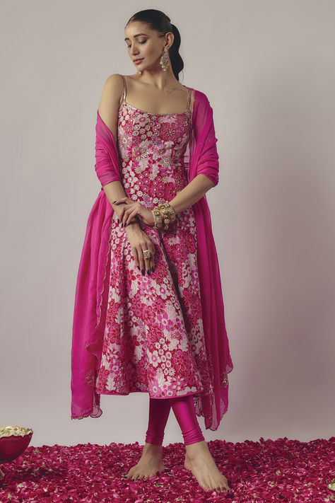 Featuring a pink anarkali in crepe base with floral print and embroidery. It is paired with lycra leggings and a silk organza embroidered dupatta. Accentuate it with statement jewellery and heels for festive occasions.The Party Isnt Over Yet End Of Season Sale Up TO 80%Off On Your Favourite Deals thatre still up for grabs. #Perniaspopupshop #womenswear #ethnic #whatiworewastrending #ppuslove #anarkaliset #lycra #silk #crepe #organza #weddingwear #festivewear भारतीय दुल्हन संबंधी, Indian Outfits Modern, डिजाइनर कपड़े, Design Kurta, Trendy Outfits Indian, Diwali Outfits, Indian Outfits Lehenga, Traditional Indian Dress, Casual Indian Fashion