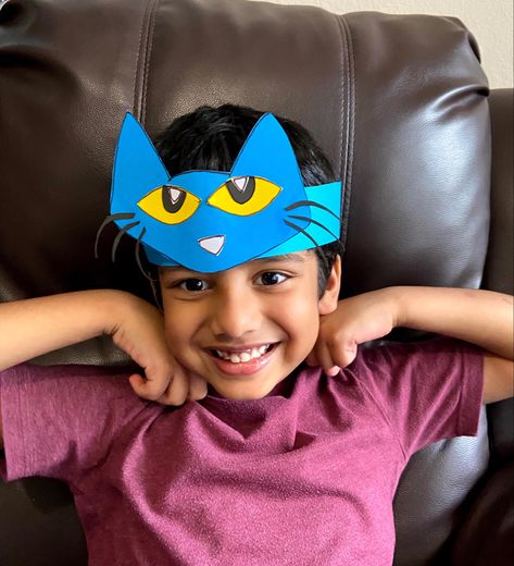 Paper headband
Paper hat
Paper crafts
Pete the cat
Cistume ideas
Cat crafts 
Crafts dfor kids Pete The Cat Headband, Diy Pete The Cat Costume, Cat Ears Diy, Paper Headband, Kids Book Character Costumes, Fun Diy Kids Crafts, Kids Crafts Toddlers, Cat Thanksgiving, Pete The Cat Costume