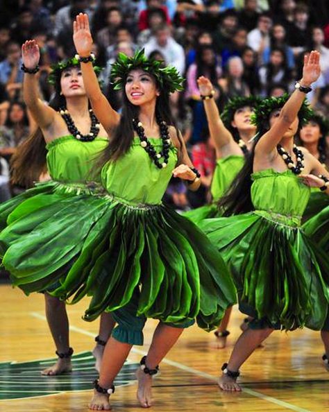 Hawaii Traditional Outfits, Hawaiian Costume For Women, Samoan Dance Costumes, Tahitian Dancing, Polynesian Dance Photography, Samoan Dance, Tahiti Dance, Hula Kahiko, Polynesian Fire Dancer