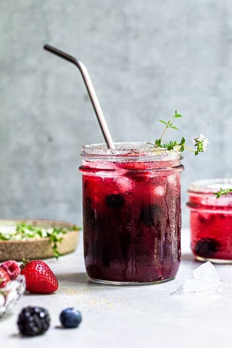 Virgin Margaritas, Sparkling Water Drinks, Berry Drinks, Berry Tea, Mocktail Recipes, Lemon Thyme, Berry Juice, Pretty Drinks, Mocktail Recipe