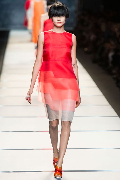 The rhythm this dress has is gradation it's kind of like Ombre which is when a dark shade of colors but soon more in the shape the color gets lighter Rhythm Dress, Winter Typ, Dress Sketches, Review Fashion, Fashion Week Runway, 2014 Fashion, Cara Delevingne, Vogue Fashion, Primavera Estate