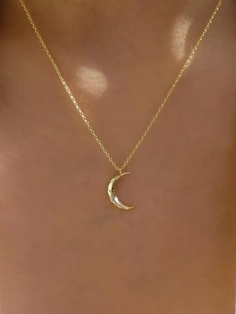 Dainty Moon Necklace, Gold Moon Necklace, Preppy Jewelry, Pretty Jewelry Necklaces, Golden Trio, Moon Pendant Necklace, Jewelry Accessories Ideas, Gold Charm Necklace, Gold Moon