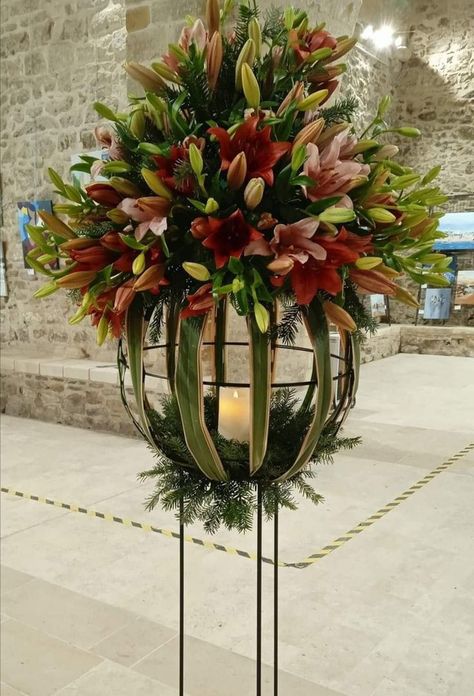 Vestibule Decor, Flowers Arrangements Ideas, Floral Cake Design, Indian Wedding Flowers, Ceremony Arrangement, Tropical Floral Arrangements, Altar Arrangement, Altar Flowers, Candle Arrangements