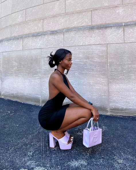 Summer Vegas Outfit, Glam Photoshoot, Platform Mules, Sitting Poses, Effortlessly Chic Outfits, Stylish Photo Pose, Insta Post, Standing Poses, Photo Pose Style