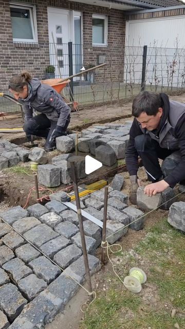 Stonestruct on Instagram: "🌧️🛠️ Weather can’t stop us! 🌿✨

Check out a sneak peek of our natural stone paving project at @florians_gartenwelt. Despite the weather, we’ve made great progress on the driveways, which will be greened later for a natural look! The front area has been filled with a stone dust-split mixture that hardens like a rock.

Experience the blend of craftsmanship and nature in our designs. 

From raw materials to finished pathways, see how our dedicated team turns vision into reality. Perfect for those who appreciate quality and sustainable garden solutions.

Follow @florians_gartenwelt for more updates and garden inspiration. 🌳💪" Sand Walkway Pathways, Natural Driveway, Land Scaping Design, Stone Landscaping Ideas, Stone Patio Ideas, Driveway Paving Stones, Railroad Ties Landscaping, Rock Pathway, Permeable Driveway