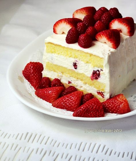 I Love. I Cook. I Bake.: Japanese Strawberry & Raspberry Shortcake Strawberry Baking, Raspberry Shortcake, Layered Cakes, Cake Wraps, Layered Cake, Awesome Food, April 2012, Yummy Eats, Sponge Cake