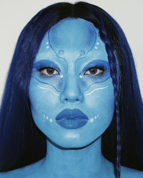 Alien Makeup, Blue Alien, Alien Aesthetic, Alien Costume, Magical Makeup, People Having Fun, Halloween Makeup Inspiration, Glam Makeup Look, Colors For Skin Tone