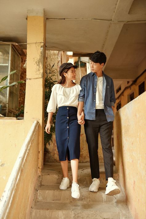 Prenup Outfit, Korean Couple Photoshoot, Couple Outfit Ideas, Korean Wedding Photography, Pre Wedding Photoshoot Outfit, Wedding Photo Studio, Wedding Photoshoot Poses, Cute Couple Outfits, Couple Photoshoot Poses