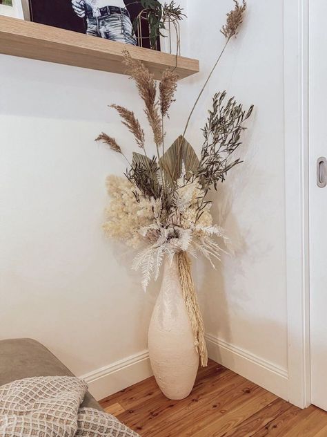 Top 7 Floor Vase Filler Ideas - Décors Véronneau Large Floor Vase Filler Ideas, Floor Vase Decorating Ideas Living Room, Floor Vase Filler Ideas, Large Vase Filler Ideas, Vase Decorating Ideas Living Room, Large Floor Vase Decor, Floor Vase Decorating Ideas, Tall Vase Decorating Ideas, Grande Vase