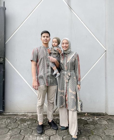 Sarimbit Batik Couple, Ootd Lebaran Couple, Outfit Ied Fitri, Outfit Hari Raya Idul Fitri, Eid Fitri Outfit, Dress Lebaran 2023, Ied Mubarak Outfit, Inspirasi Outfit Lebaran, Couple Lebaran