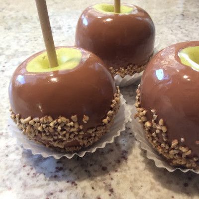 Brown Bread In A Can, Fake Caramel Apples, Caramel Apples Diy, Faux Caramel Apples, Bread In A Can, Caramel Apple Kits, Food Props Diy, Classic American Home, Faux Desserts