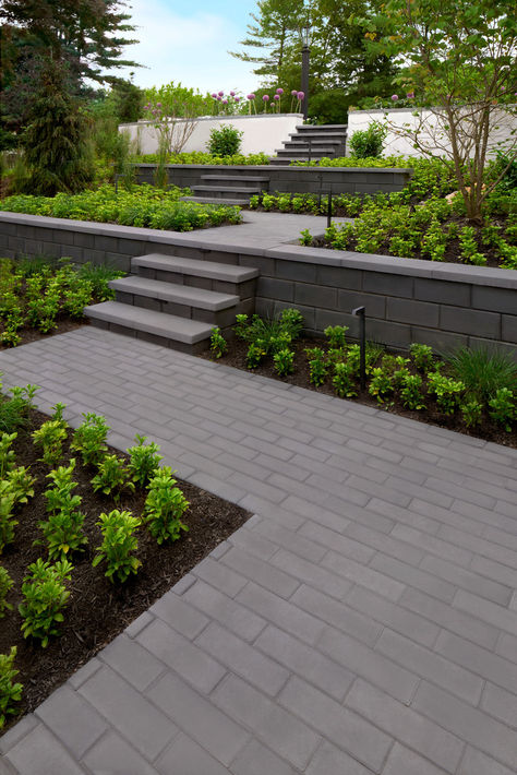 Modern Retaining Wall Ideas, Black Retaining Wall, Modern Retaining Wall, Garden Edging Stones, Garden Design Inspiration, Retaining Wall Ideas, Retaining Wall Design, Garden Retaining Wall, Zen Rock Garden