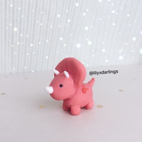 Polymer clay dinosaur from @lilyxdarlings on instagram Simple Clay Dinosaur, Mini Clay Dinosaur, Clay Crafts Dinosaur, Cute Clay Dinosaur, Clay Date Night Ideas, Easy Clay Dinosaur, Dinosaur Clay Art, Clay Challenge Ideas, Simple Clay Figures