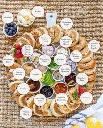 Muffin Charcuterie Board, Bagel Tray, Bagel Charcuterie Board Ideas Simple, Mini Bagel Charcuterie Board, Charcuterie Board Bagels, Bagel Platter Ideas, Bagel Board Breakfast, Bagel Tray Ideas, Bagel Boards