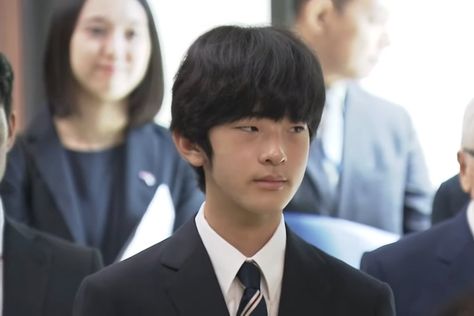 Crown Prince Fumihito, Crown Princess Kiko, Princess Kako and Prince Hisahito met 26 people from Japan Paraguay Academy, including 20 high school students and 3 teachers Prince Hisahito, Imperial Japan, Keiko Kitagawa, Royal Crowns, Japanese Men, Crown Princess, School Students, High School Students, Royals