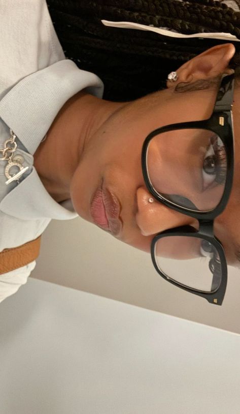 Glasses Inspo, Glasses Inspiration, Mode Zara, Black Femininity, New Glasses, Girls With Glasses, Cute Poses For Pictures, Face Card, Cute Poses