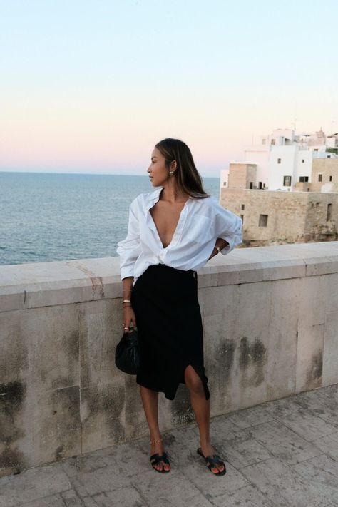 Must-have travel piece: oversized button-up! – Sincerely Jules Summer Outfits Sandals, Summer Outfits Shoes, Sincerely Jules Style, Chic Outfits Edgy, 2023 Shoes, Oversized Shirt Outfit, Oversize Outfit, Chique Outfit, Dallas Fashion