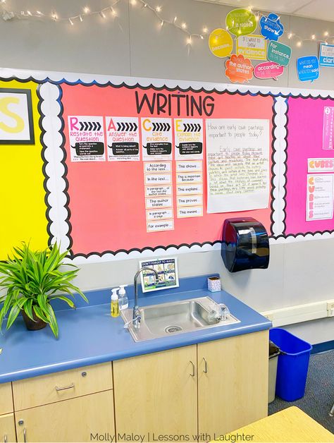 Classroom Outside Board Ideas, Elementary Board Ideas, Cute Bulletin Board Borders, Elar Bulletin Board Ideas, Teacher Bulletin Board Ideas Elementary, Bulletin Board Set Up, Useful Bulletin Board Ideas, Classroom Assignment Board, Make A Bulletin Board On Wall