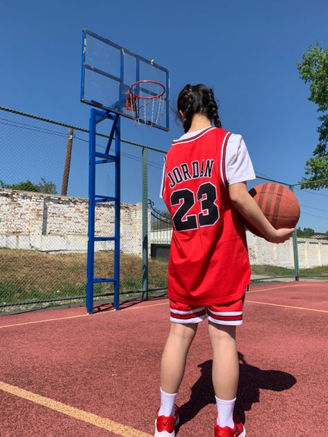 Basketball Outfit Girl, Sport Outfits Aesthetic, Basketball With Friends, Basketball Girls Outfits, Masc Girl, Basketball Outfit, Basketball Coach Gifts, Basketball Aesthetic, Basketball Girl