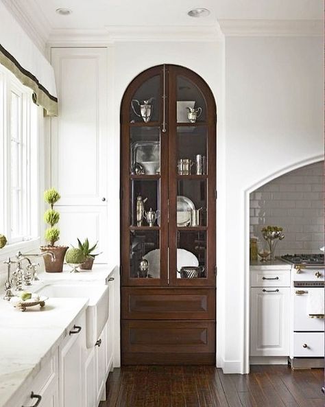 Jeanette: DIY Home Interiors on Instagram: “I predict that built-ins, arched doors + leaded glass are in my future. And I have just the wall for it. This amazing inspiration photo…” Arched Cabinet Doors, Arched Cabinet, Diy Home Interior, Kitchen Furniture Storage, Trendy Apartment, Black Appliances, Farmhouse Kitchen Design, White Marble Countertops, Gorgeous Kitchens