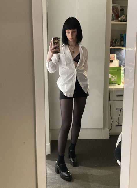 Cool Women Halloween Costumes, Halloween Outfit Inspo 2023, Film Halloween Costumes Women, White Button Up Halloween Costume, Halloween Costumes Pulp Fiction, Mia Pulp Fiction Halloween, Blazer Costume Halloween, Pulp Fiction Mia Wallace Costume, Mia Pulp Fiction Costume