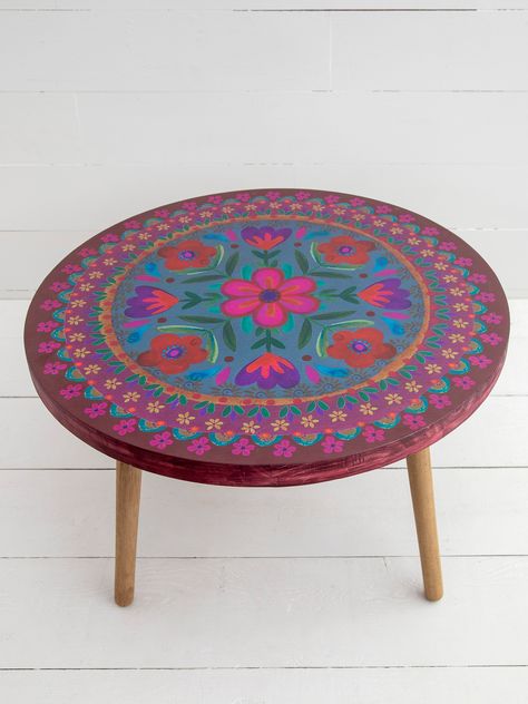 Mandala Art On Furniture, Table Painted With Flowers, Coffee Table Painting, Funky Coffee Table, Wood Coffee Table Makeover, Flower Painted Table Top, Mandala Table Top Painted, Wooden Tv Trays, Conversation Table