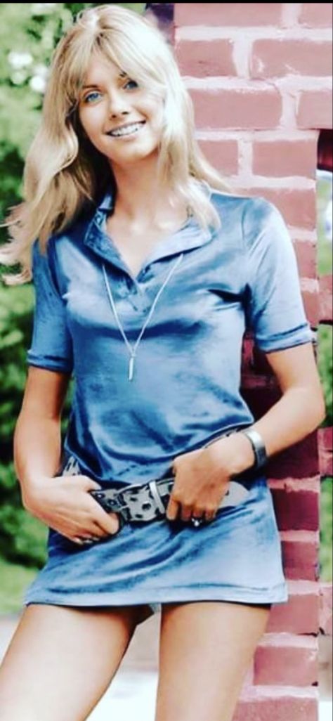 Olivia Newton John 70s, Olivia Newton John Young, Olivia Newton Jones, Olivia Newton, Mini Skirt Dress, Olivia Newton John, Hottie Women, 1970s Fashion, Iconic Women