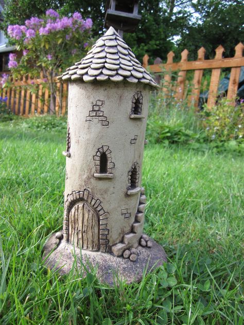 Castle Clay Sculpture, Clay Tower Ideas, Pottery Fairy Houses, Clay House Ideas, Garden Pottery Ideas, Pottery Castle, Fantasy Pottery, Ceramic Houses Pottery, Ceramic Castle