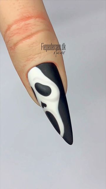 Fie Pedersen ❤︎ Nail Artist on Instagram: "[reklame] 𝐘𝐨𝐮 𝐥𝐢𝐤𝐞 𝐬𝐜𝐚𝐫𝐲 𝐦𝐨𝐯𝐢𝐞𝐬 ? All products from @lovelecente •Black & White magic create •Matte topcoat #gelnails #nailinspiration #nailsonpoint #instagramnails #acrylicnails #nailideas #nailedit #naileditdaily #nailpro #nails #nailsofinstagram #nailart #nailsonfleek #nailsoftheday #naildesigns #nailtech #nailinspo #nailaddict #nailfashion #nailartist #scream #ghostface #scary #halloween" Halloween Ghostface Nails, Black Ghostface Nails, Black Matte Halloween Nail Designs, Horror Movies Nails, Scream Movie Nails, Ghostface Nails Acrylic, Uñas Scary Movie, Scream Mask Nails, Ghostface Nails Tutorial