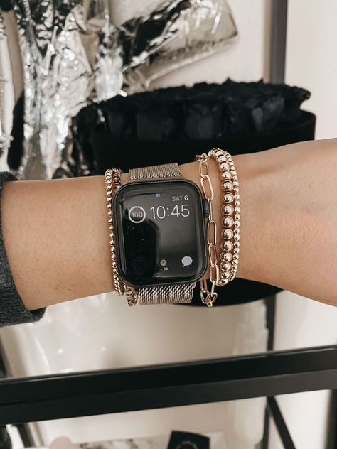 Apple Watch Aesthetic, Everyday Gold Jewelry, Aesthetic Band, Watch Aesthetic, Apple Watch Bands Fashion, Apple Watch Bands Women, Apple Watch Fashion, Chique Outfit, Apple Watch Bracelets