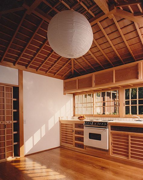 If you have an apartment, and also within is a kitchen area, you need to make it a Japanese kitchen. Because Japanese kitchen design can decrease the space in your apartment. #japanesekitchendesign Japanese Kitchen Ideas, Asian Kitchen Design, Japanese Kitchen Design, Dojo Ideas, Zen Kitchen, Japanese Style Kitchen, Tiny Dollhouse, Japanese Homes, House Traditional