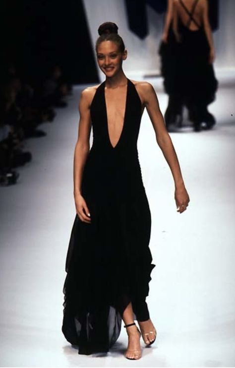 2000s Runway Fashion, Runway Moments, Award Show Dresses, 90s Runway Fashion, Runway Outfits, Oscar Dresses, 90s Fashion Outfits, Black Halter Dress, Vintage Couture