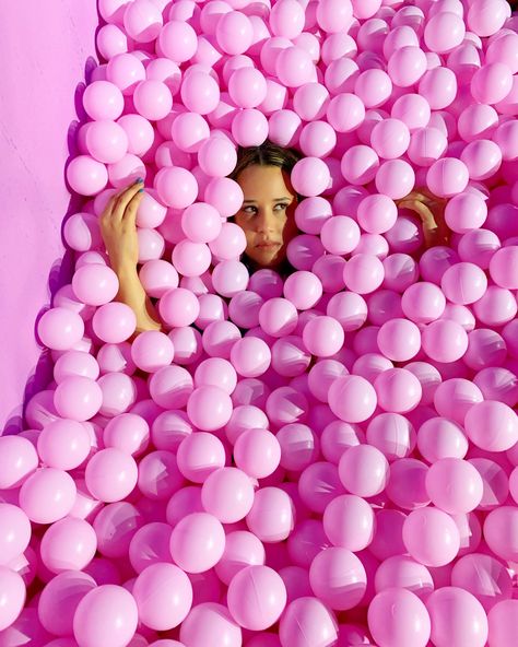 Ball Pit Photoshoot, Ballie Ballerson, Robert Mapplethorpe Photography, Iconic Aesthetic, Things To Do In London, Ball Pit, Photoshoot Concept, Trik Fotografi, Interior Stylist