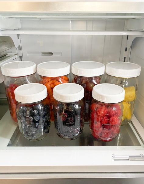 MUST TRY this fruit in mason jars hack! the how-to berry, fruit & veggie prep for the whole week tutorial is so helpful and helps you with meal prep and healthy eating all week long Fruit In Mason Jars, Storing Veggies, Veggie Prep, Healthy Fridge, Jar Salad, Plastic Mason Jars, Mason Jar Storage, Fall Afternoon, Storing Fruit