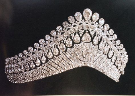 La tiara usada por zarina Alejandra, con forma de kokoshnik (tocado femenino tradicional ruso), con varios diamantes en forma de pera, tanto arriba como abajo. Royal Crown Jewels, Royal Crowns, Beautiful Tiaras, Royal Tiaras, Diamond Tiara, Royal Jewels, Royal Jewelry, Crown Royal, Crown Jewels