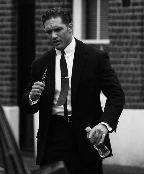 توم هاردي, Tom Hardy Legend, Tom Hardy Photos, Thomas Hardy, Tom Hardy, Famous Celebrities, Mode Vintage, Haircuts For Men, Gentleman