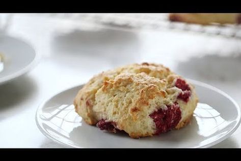 Fast Raspberry Scones - Everyday Food with Sarah Carey Scone Dough, Buttermilk Scone Recipe, Almond Jelly, Raspberry Scones, Raspberry Almond, Cream Scones, Fast Easy Meals, Quick Breads, Scone Recipe