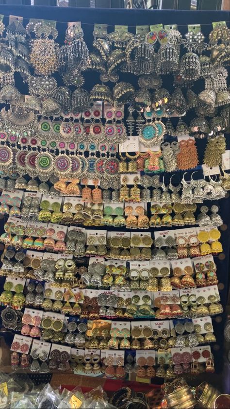 Delhi Market Aesthetic, Liberty Market Lahore Aesthetic, Street Shopping India, Janpath Market Delhi India, Delhi Shopping Market, Desi Market Aesthetic, India Aesthetic Street, Sarojini Market Aesthetic, Sarojini Nagar Market Aesthetic