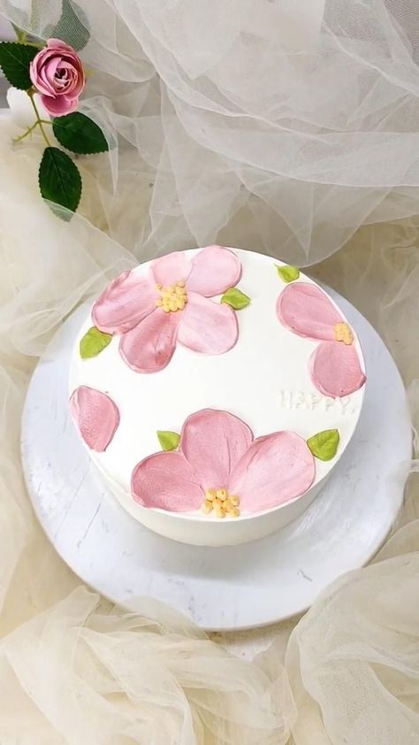 Simple Cake Designs Buttercream, Easy Flower Cake Design, Easy Pretty Birthday Cakes, Diy Flower Birthday Cakes, Buttercream Embroidery Cake, Simple Cake Decorating Flowers, Trendy Birthday Cakes 2023, How To Ice Flowers On A Cake, Easy Cake Flowers