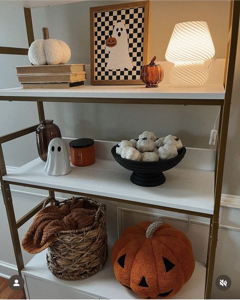 Fall Apartment Decor, Autumn Interior, Boho House, Apartment Decor Inspiration, Fall Halloween Decor, Halloween Deco, Halloween Home Decor, Holiday Home Decor, Home Room Design