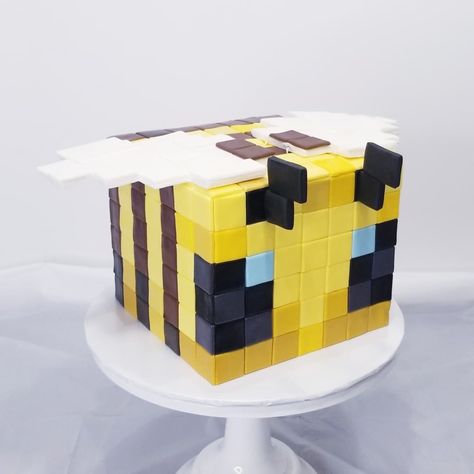 Minecraft Bee Cake, Sophia Cake, Minecraft Room Decor, Minecraft Bee, Bee Birthday Cake, Bumble Bee Cake, Bee Cake, 8th Birthday Cake, Bee Theme Party