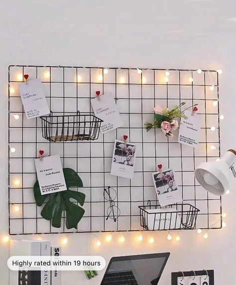 Grid Decor, Metal Wall Grid, Diy Rack, Postcards Diy, Hostel Room, Easy Room Decor, Metallic Party, Hanging Rack, Ideas Hogar