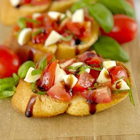 Bruschetta With Mozzarella Recipe For Bruschetta, Bruschetta With Mozzarella, Bruschetta Caprese, How To Make Bruschetta, Caprese Bruschetta, Easy Bruschetta Recipe, Easy Bruschetta, Mozzarella Pearls, Cherry Tomato Recipes