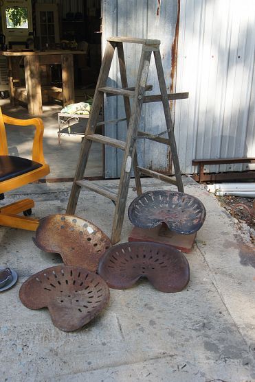 Pallet Bar Stools, Tractor Seat Bar Stools, Tractor Seat Stool, Bar Stool Makeover, Cool Bar Stools, Tractor Seats, Old Tractor, Old Farm Equipment, Diy Bar