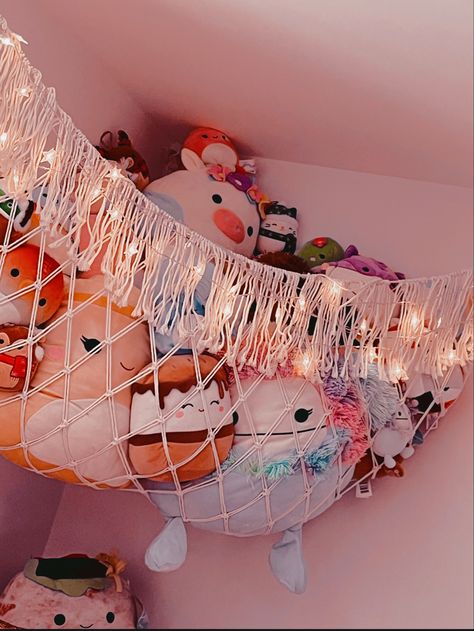 Squishmallows Set Up, Squishmallow Hanging Net, Squishmallow Net Storage, Squishmallows Net, Plushie Net Aesthetic, Squishmallow Room Ideas, Squishmallow Organization Ideas, Squishmallow Holder, Squishmallow Storage Ideas