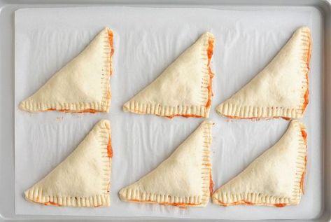 These easy cheesy homemade pizza pockets are SO EASY and they taste amazing! You can load them with your favourite pizza toppings and in less than 20 minutes you have a fun, delicious and kid friendly meal! They're great for lunch or dinner and best of all, they're kid approved! Pizza Pockets Recipe, Homemade Pizza Pockets, Cooking With Kids Easy, Cheesy Pizza, Pizza Pockets, Picky Eaters Kids, Pizza Snacks, Cheese Dog, Pizza Bites