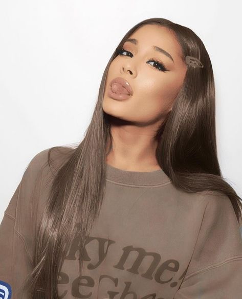 Ariana Grande Hair Color, Ariana Grande Selfie, Ariana Grande Legs, Ariana Grande 2018, Cool Brown Hair, Ariana Grande Makeup, Ariana Grande Hair, Ariana Grande Cute, Ariana Grande Wallpaper